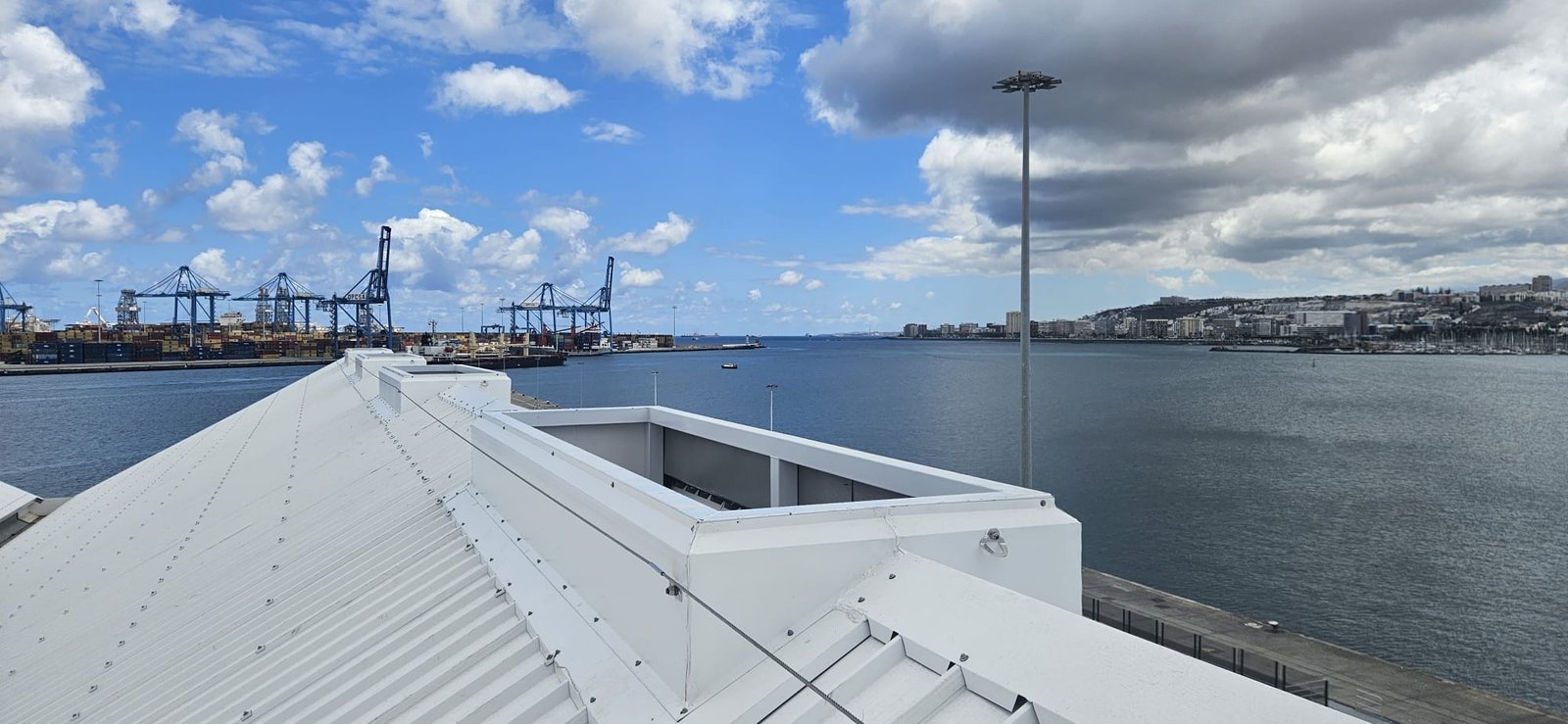 Protecciones para cubiertas en nave industrial frente al mar