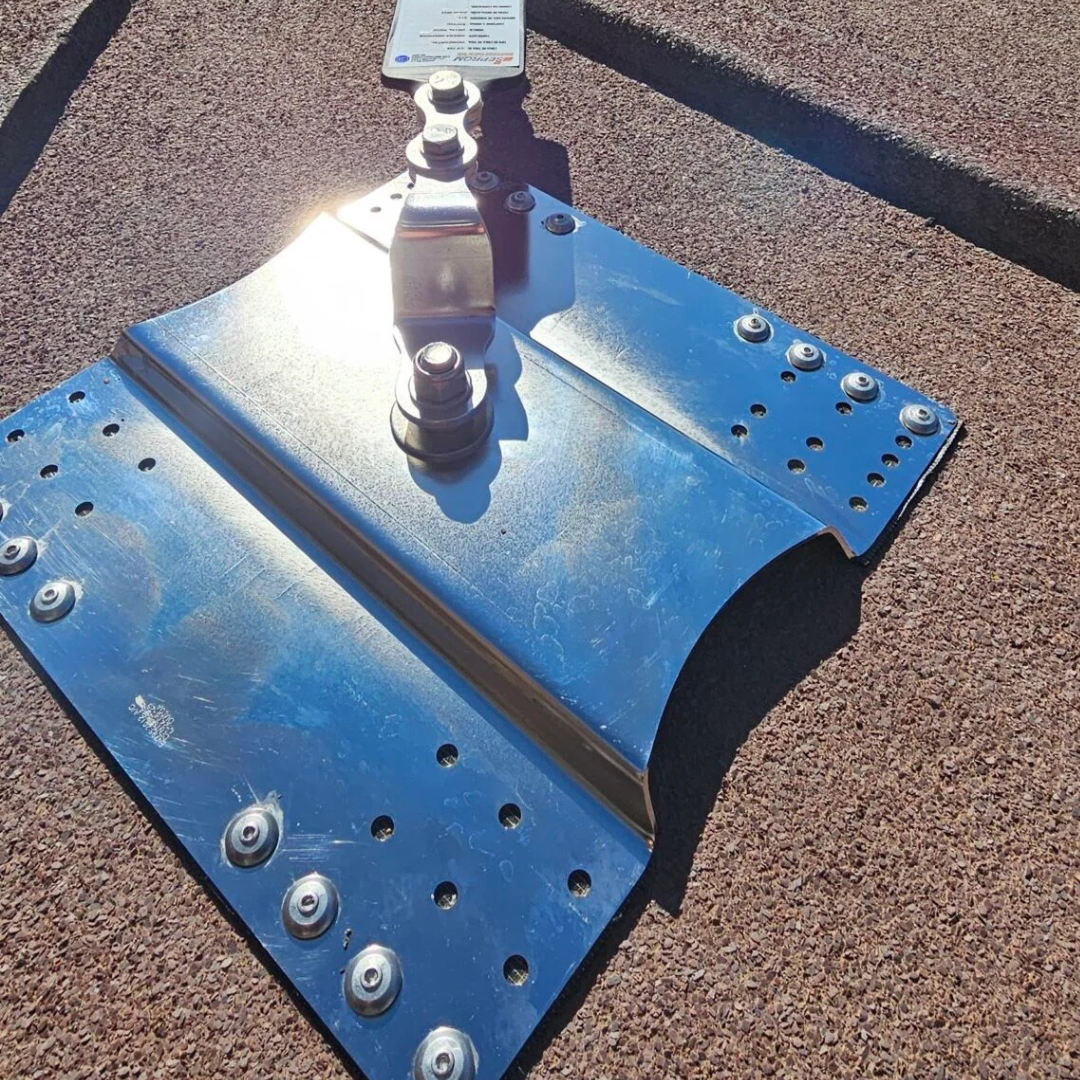 Montaje-linea-de-vida-omega-metal-roof-cubierta-sandwich