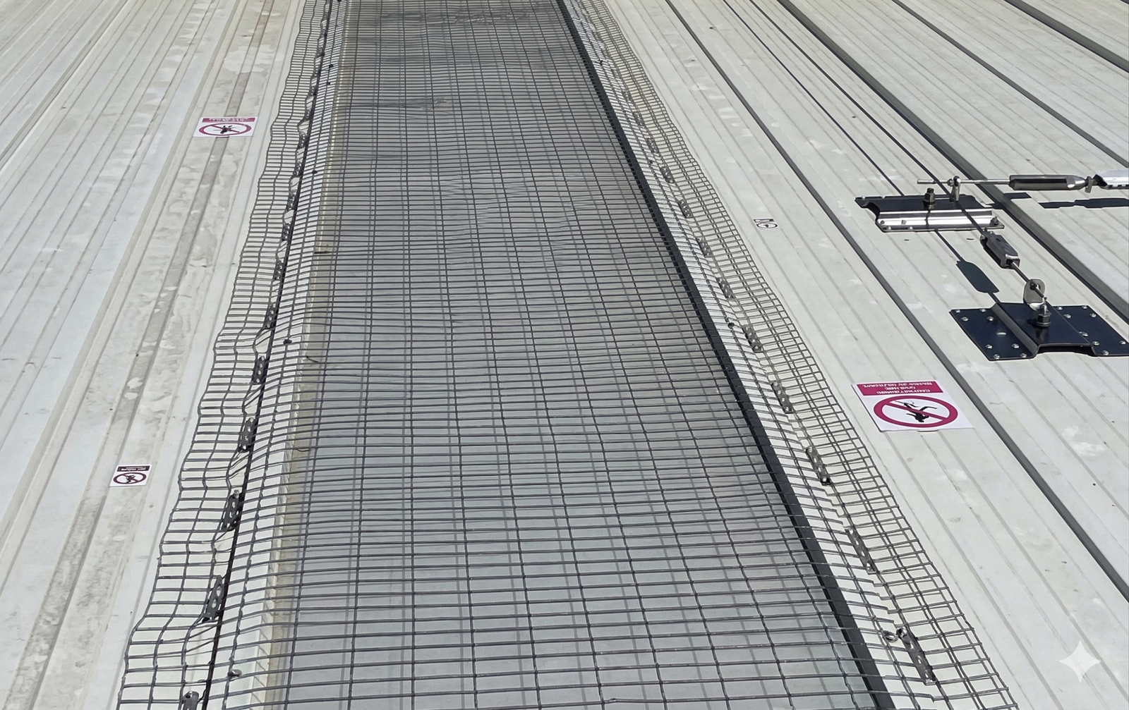 Cubierta industrial con zonas frágiles y necesidad de protección de lucernarios